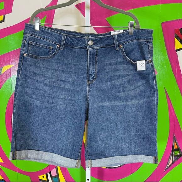 NWT, Time and Tru, Denim Blue Women's Shorts. Size 20. Relaxed fit, Mid Rise. - Picture 1 of 8